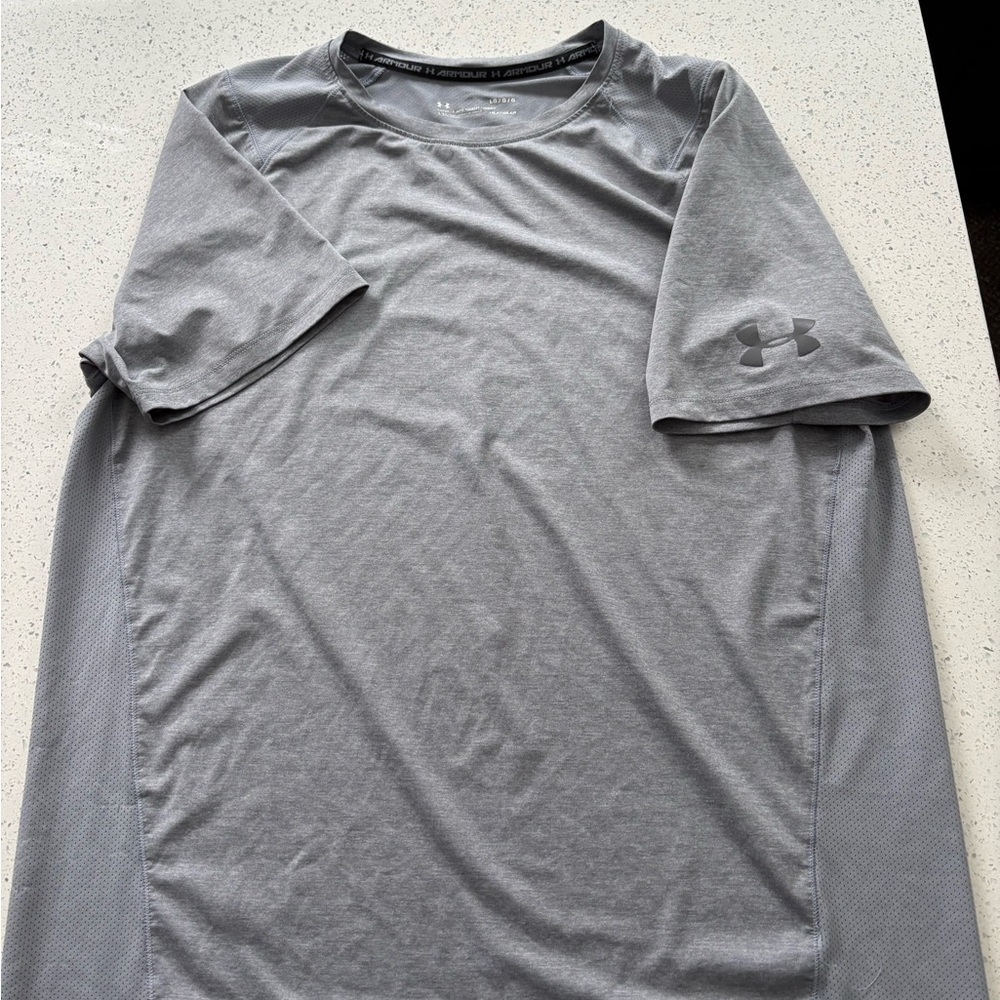 EUC Men’s Under Armour Workout Shirt